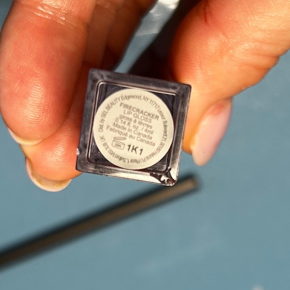 New lipstick/gloss/pencil -Lisa Rinna Beauty - Picture 8 of 8